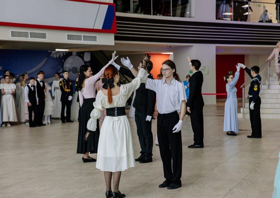 Cтудент 4 курса Михаил Корнейчик участвует проведении в ДВФУ молодежных балов