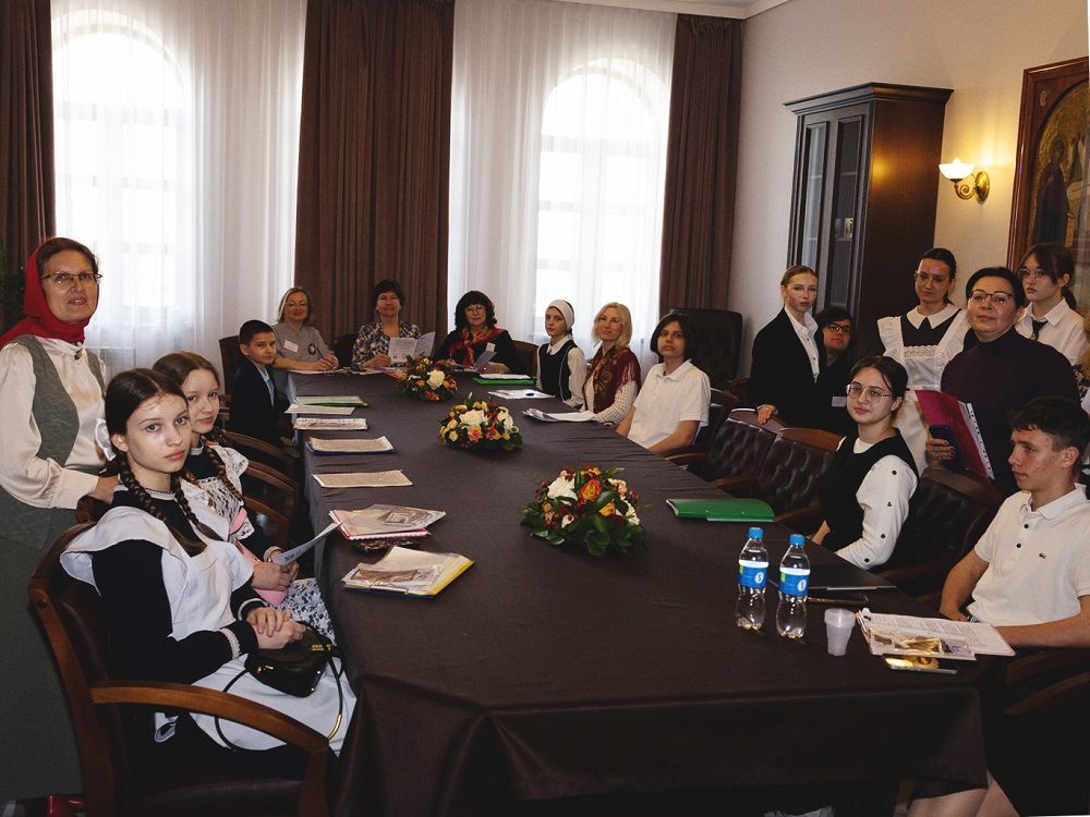 Кафедра теологии ДВФУ приняла участие в организации XIX краевой научно-практической конференции школьников «Религия. Культура. Человек»