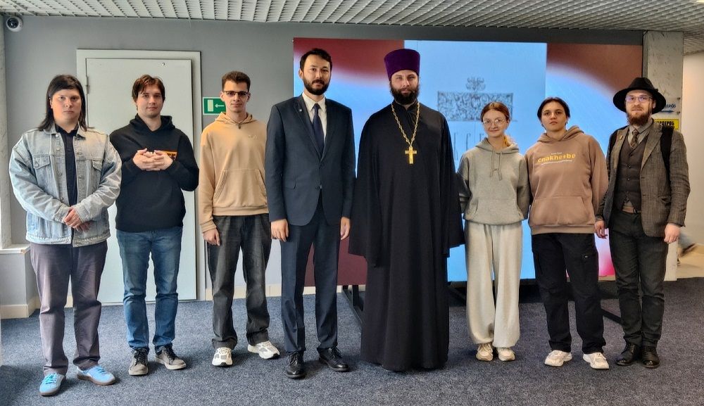 Первокурсники-теологи посетили выставку «Романовы» и фестиваль «Кириллица»
