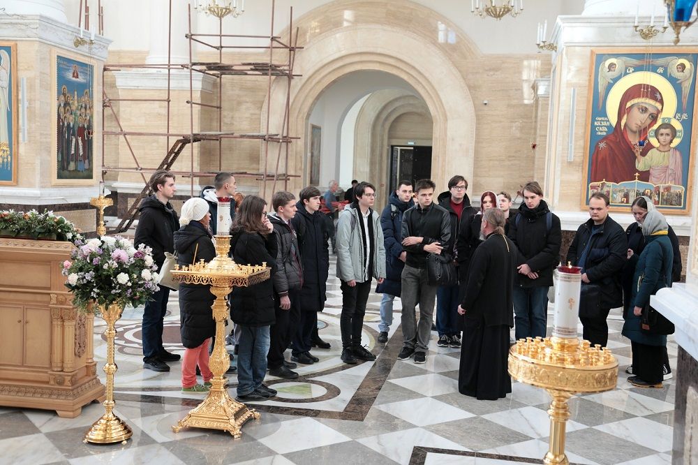 Бакалавры посетили с экскурсией новый главный православный храм столицы Приморья