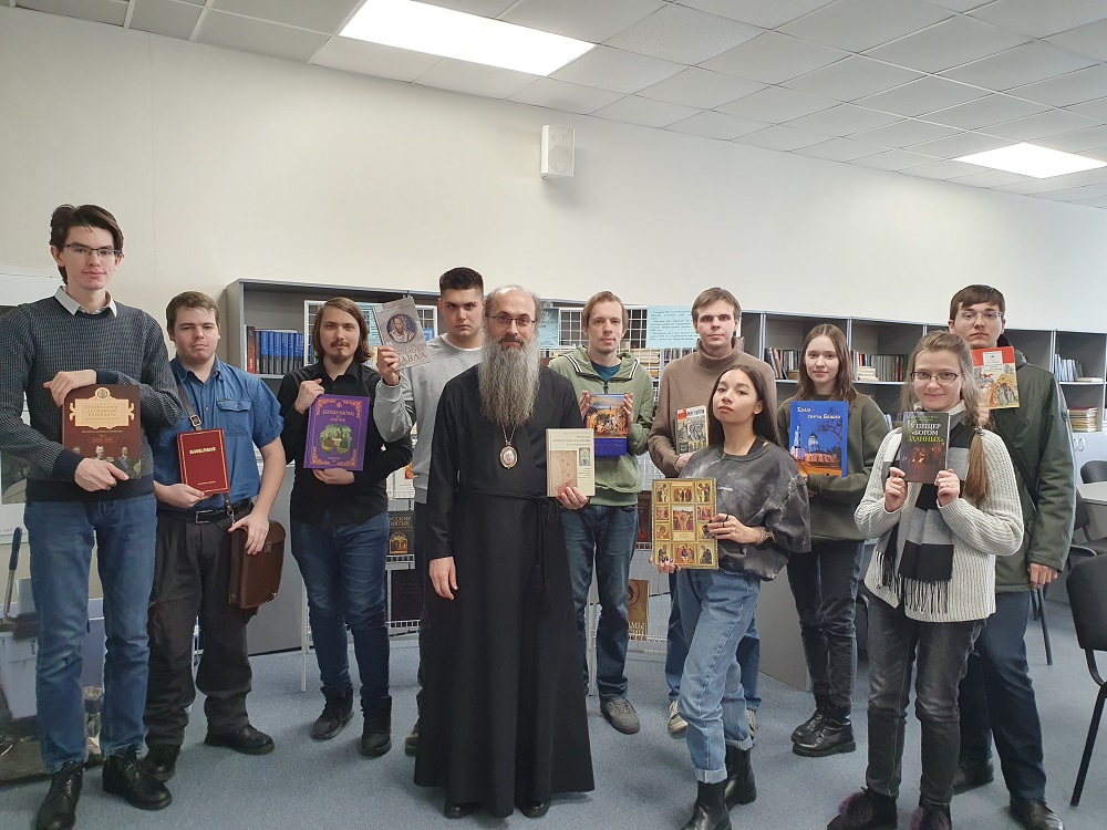 Выставку литературы по православной теологии развернули в методическом кабинете